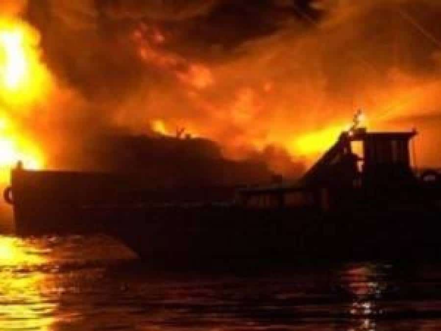 ΤΩΡΑ: Φωτιά σε παροπλισμένο ρυμουλκό στο λιμάνι της Μύρινας