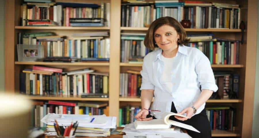 H Αν. Καθηγήτρια Φιλοσοφίας του Πανεπιστημίου Αθηνών Βάσω Κιντή στον Fm 100 (mp3)