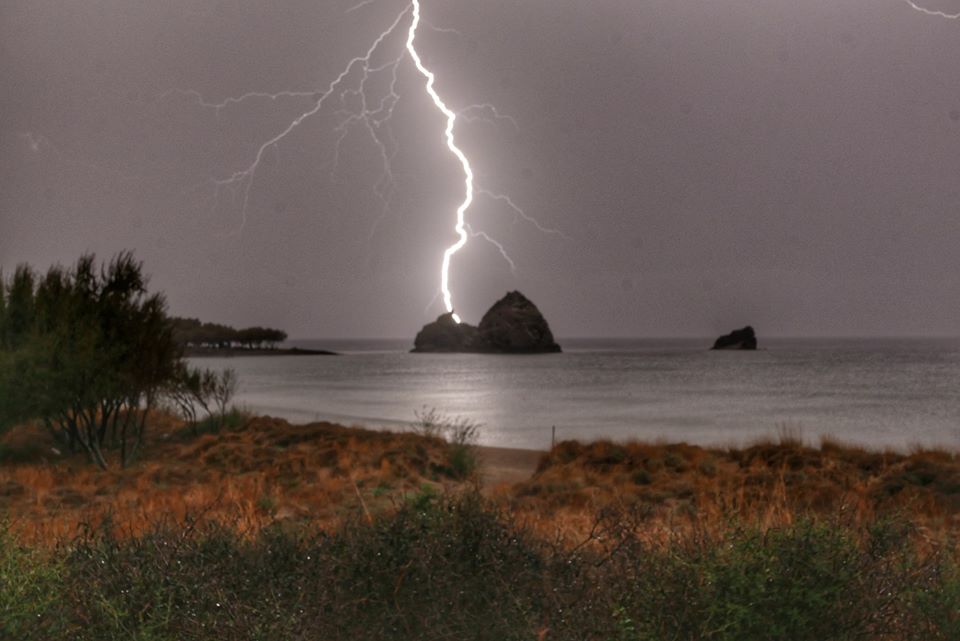 Εντυπωσιακές εικόνες: Κεραυνοί «σκίζουν» τον ουρανό της Λήμνου (video)