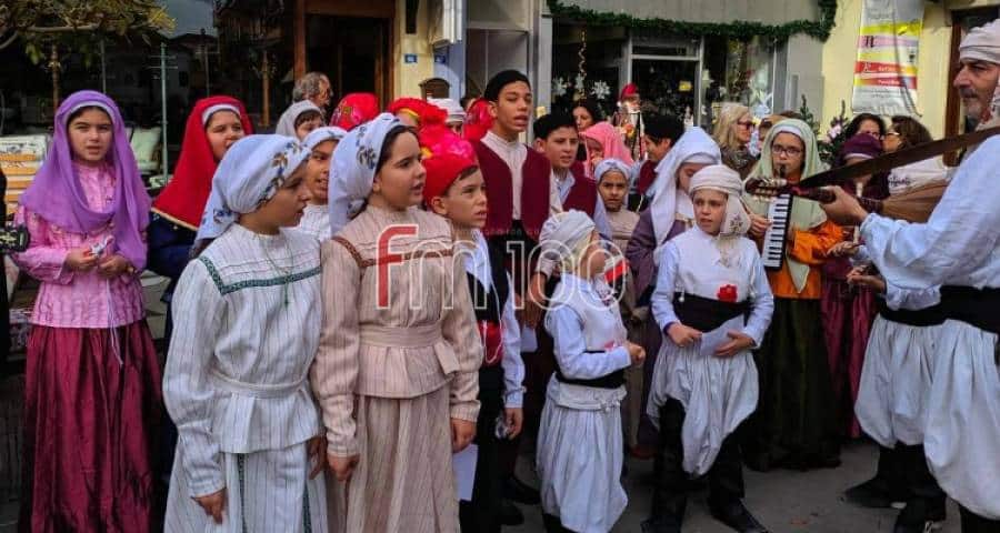 Λύκειο Ελληνίδων Λήμνου: Χριστουγεννιάτικες μελωδίες «πλημμύρισε» η πλατεία Υψιπύλης (video)