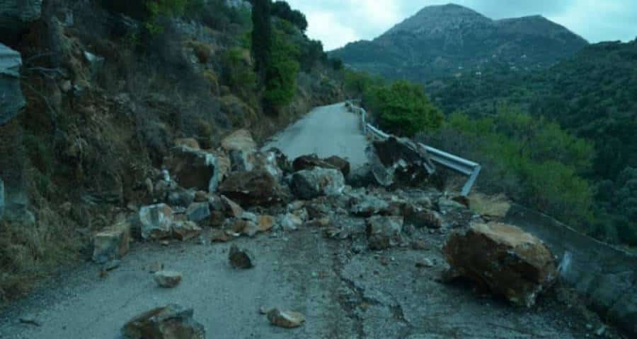 Κατολισθήσεις στην Ικαρία με τον σεισμό: Δρόμος κόπηκε στα δύο (photos)