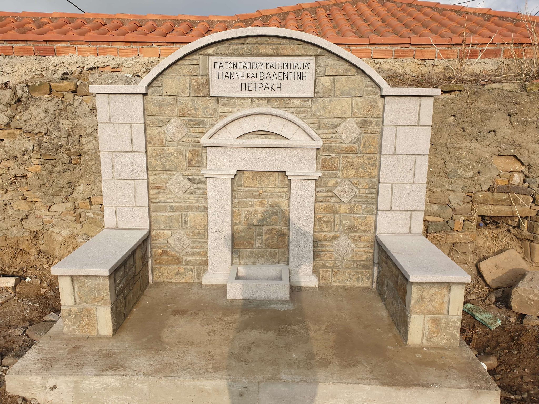 Μια όμορφη πέτρινη βρύση κοσμεί τις Σαρδές (photos)