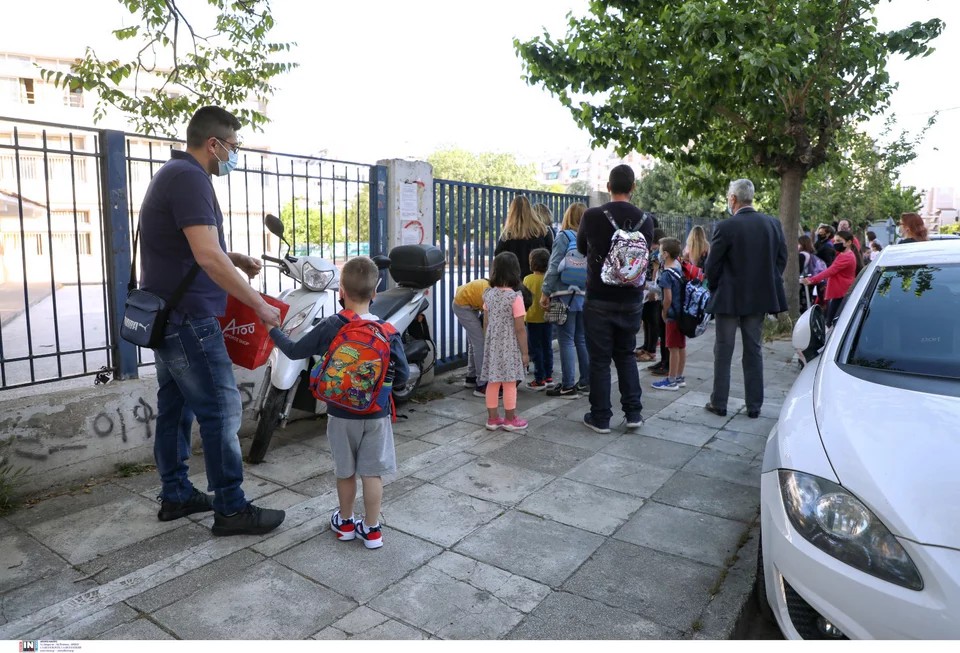 Επέστρεψαν οι μαθητές στα σχολεία: Με τις βεβαιώσεις για τα self test ανά χείρας (photos)