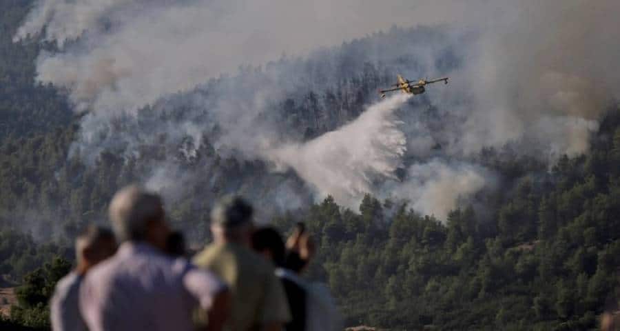 Φωτιά στα Βίλια: Νέα μεγάλη αναζωπύρωση | Συνεχείς οι ρίψεις νερού από τις εναέριες δυνάμεις