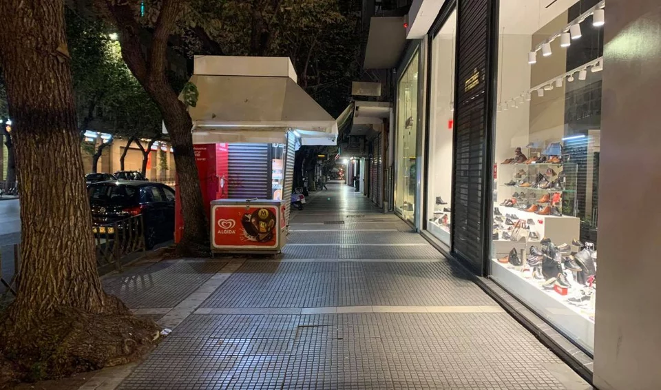 Στα κόκκινα η Βόρεια Ελλάδα, γεμίζουν οι ΜΕΘ | Ερημη πόλη η Θεσσαλονίκη τη νύχτα, πρώτο βράδυ με μίνι lockdown