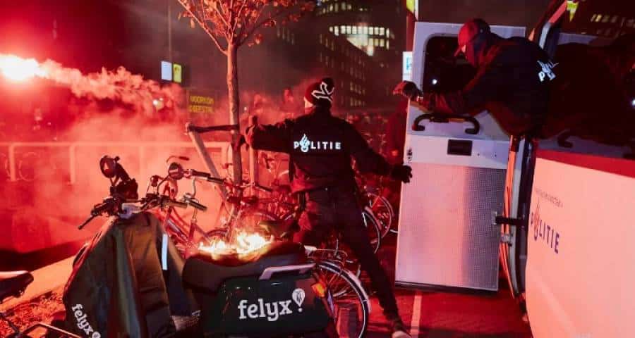 Ολλανδία, η πρώτη χώρα στη δυτική Ευρώπη που μπαίνει ξανά σε lockdown | Ξέσπασαν συγκρούσεις μετά τα μέτρα