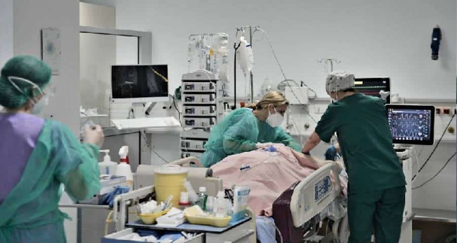 Γιατροί και νοσηλευτές γίνονται αγγελιοφόροι ευχών για ασθενείς και συγγενείς τον καιρό της Covid-19