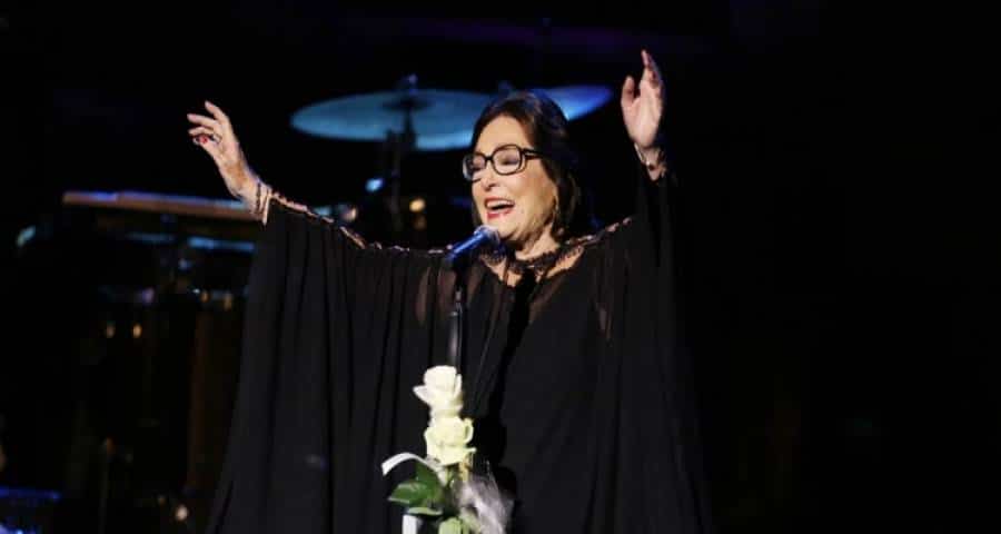 Η Νάνα Μούσχουρη σταματά το τραγούδι: «Θα δώσω μερικές παραστάσεις και σταματώ, νομίζω έχω κάνει αρκετά»