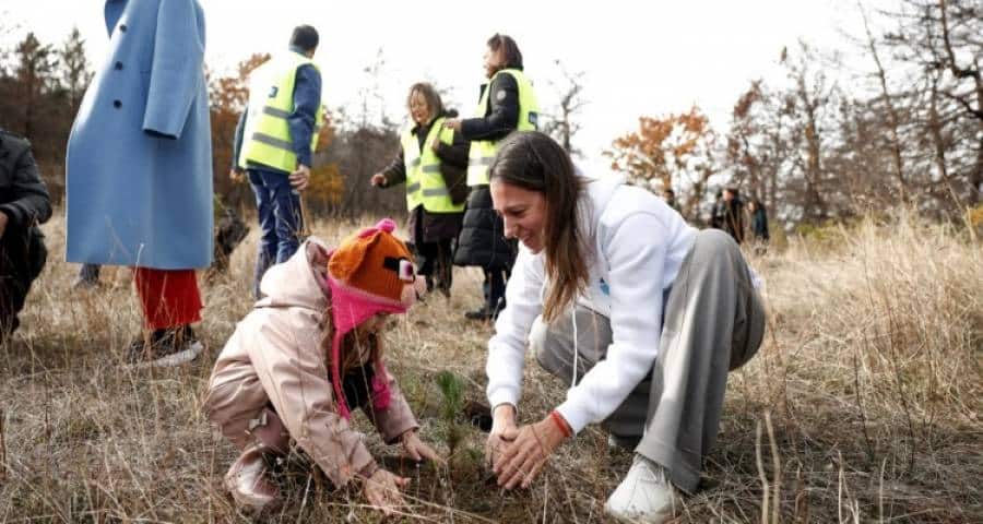Έβρος: Η πρώτη αναδάσωση στο καμένο δάσος Δαδιάς από μαθητές και φοιτητές | «Το μεγάλο πρόβλημά μας είναι η λειψυδρία»