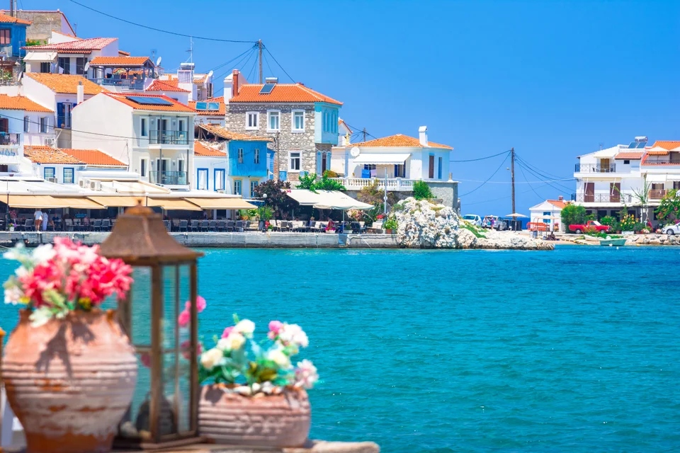 Το ελληνικό νησί που ξεχωρίζουν οι Γερμανοί για το 2025​​​​​​​​​​​ -Εντυπωσιακή φύση, ιστορικά μνημεία, διάσημο κρασί