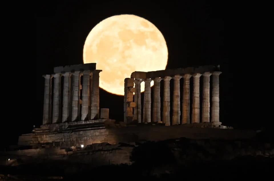 Το Σούνιο κάτω από το μαγευτικό Φεγγάρι της Φράουλας [εικόνες]