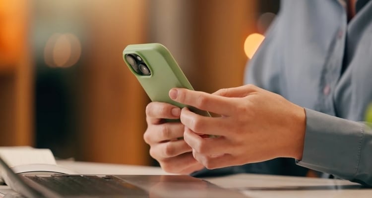 Δεν ανοίγει το iPhone ή το Android; Πότε φταίει η οθόνη και πότε το λογισμικό