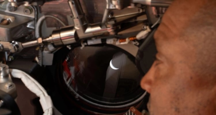Artemis II: Η ολική έκλειψη Ηλίου πίσω από τη Σελήνη και η επανασύνδεση του Orion με τη Γη μετά από 40 λεπτά «σιωπής», δείτε βίντεο