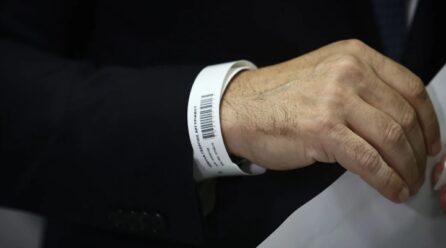 Το «βραχιολάκι» μειώνει τον μέσο χρόνο αναμονής στα Επείγοντα -Επεκτείνεται σταθερά, το μήνυμα Γεωργιάδη