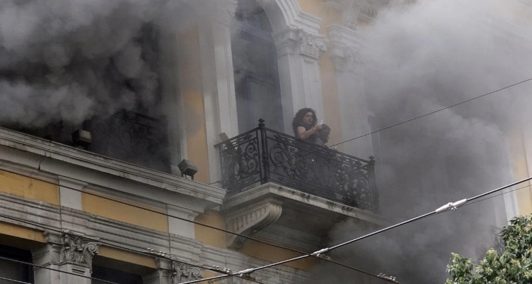 Συνελήφθησαν δύο 42χρονοι για τον εμπρησμό στη Marfin με τους τρεις νεκρούς το 2010, αναζητείται μία 46χρονη