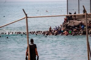 Συναγερμός στην Ευρώπη: «Έκρηξη» χιλιάδων μεταναστών στη Θέουτα -Στους δρόμους ο ισπανικός στρατός, 18 νεκροί