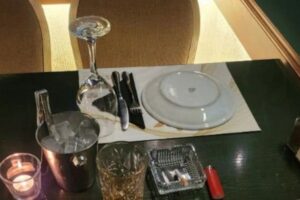 Ο Νικήτας Κακλαμάνης εκπλήρωσε την τελευταία επιθυμία της Μάρως Κοντού: «Ένα ποτήρι ουίσκι κι ένα τσιγάρο μπροστά στην καρέκλα σου»