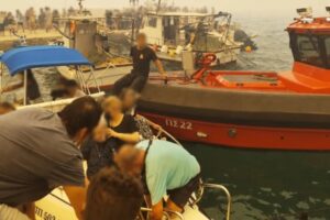 Με πλωτά μέσα η εκκένωση του Αγίου Βασίλειου, συγκλονιστικές εικόνες -Σε δύο στάδια η επιχείρηση, απομακρύνονται και οδικώς