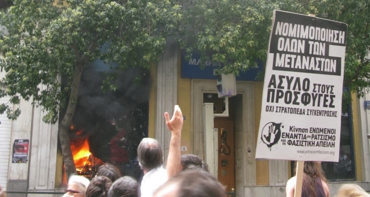 iefimerida: Όλες οι φωτογραφίες-ντοκουμέντα όταν κάηκε η Marfin -Η «ομάδα των 12», τι αποκαλύπτει ο φωτογράφος που τις τράβηξε