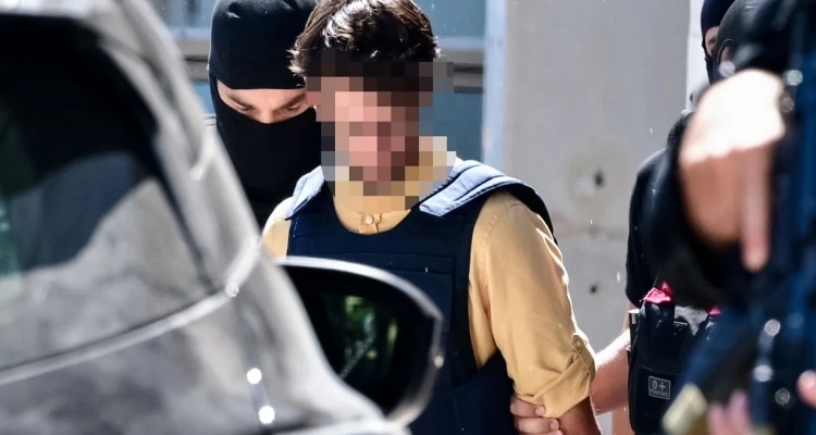 Στην Ευελπίδων οι δύο κατηγορούμενοι για τον εμπρησμό της Marfin [εικόνες]