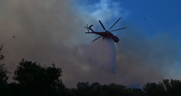 Φωτιά στο Ποικίλο Όρος | Μήνυμα για εκκένωση σε Αφαία και Άνω Δάσος Χαϊδαρίου | Στις φλόγες Βοιωτία, Αργολίδα