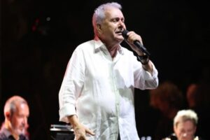 Ο Μανώλης Μητσιάς απήγγειλε, αντί να τραγουδήσει, τον «Γιάννη τον φονιά» -Του το απαγόρευσε ο γιος του Χατζιδάκι, «αίσχος» φώναζε το κοινό