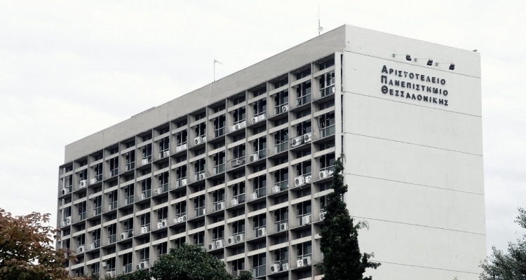 Επεισόδια στην ορκωμοσία του ΑΠΘ, συγγενείς απόφοιτων δεν μπόρεσαν να μπουν επειδή δεν είχαν πρόσκληση – Τι λέει ο αντιπρύτανης στο protothema