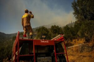 Φωτιά στην Ξηρονομή Βοιωτίας, 112 για εκκένωση -Τρίτη ημέρα μάχης στο Ρέθυμνο, δύο μέτωπα στον Φλόκα Αχαΐας
