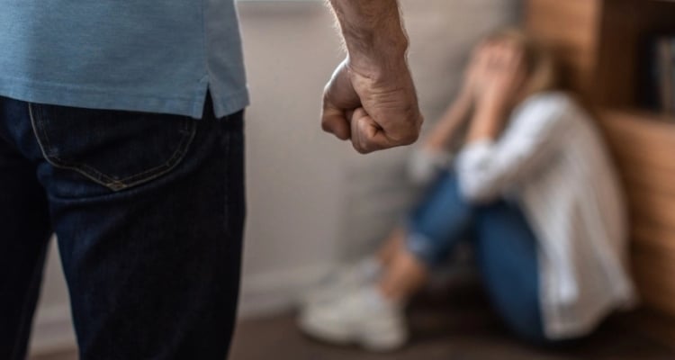 Άγριος ξυλοδαρμός 17χρονης από τον σύντροφό της στη Ρόδο για 5,5 ώρες: «Αν θέλει σφαλιάρα κανείς για να συνέλθει, είναι οκ να του τη ρίξεις» είπε στην απολογία του