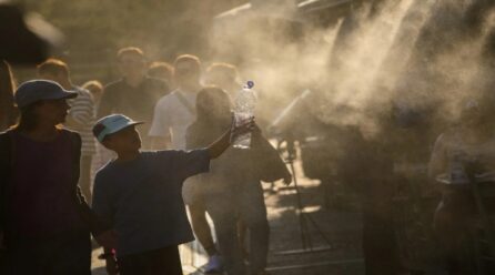 Καύσωνας: Ποιες τροφές προτείνουν οι επιστήμονες για να προστατευτούμε από τη ζέστη