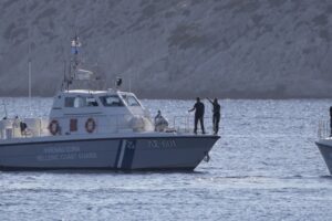 Βυθίζεται καταμαράν στις Φλέβες Σαρωνικού -Διασώθηκαν οι 10 επιβαίνοντες