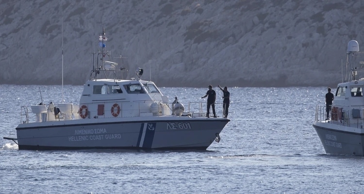 Βυθίζεται καταμαράν στις Φλέβες Σαρωνικού -Διασώθηκαν οι 10 επιβαίνοντες