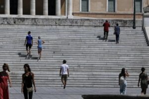 Τα δύο μέτωπα στην οικονομία: Μειώσεις φόρων και η μάχη κατά της ακρίβειας στο τραπέζι εν όψει ΔΕΘ
