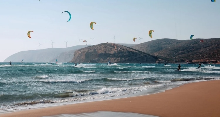 Δεκαπενταύγουστος με υψηλές θερμοκρασίες και θυελλώδεις βοριάδες ακόμα και 9 μποφόρ | Οι «κόκκινες» περιοχές για φωτιά