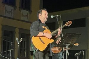 Μουσικό ταξίδι με τον Κώστα Μακεδόνα: Ενθουσίασε το κοινό στη συναυλία του στη Λήμνο