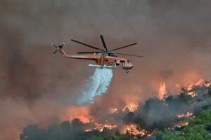 Σύγκρουση δύο ελικοπτέρων στο μέτωπο της Ψάθας: Εντοπίστηκαν ζωντανά τα μέλη του ενός πληρώματος, έρευνες για το δεύτερο