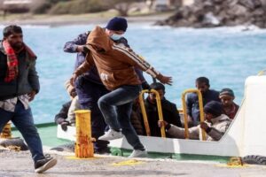 Φισίνη: Εντοπίστηκαν 43 μετανάστες τα ξημερώματα | Ανάμεσά τους 27 παιδιά και ένα βρέφος