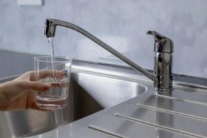 Υπουργείο Υγείας: Τι αλλάζει από το τέλος του 2026 για τα προϊόντα που έρχονται σε επαφή με το πόσιμο νερό