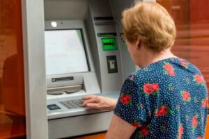 Στο τραπέζι αύξηση έως 446 ευρώ στους συνταξιούχους, τι εξετάζεται για τη ΔΕΘ