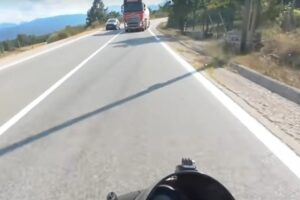 Οδηγός βυτιοφόρου κάνει προσπέραση πάνω σε στροφή -Γλίτωσε τη μετωπική οδηγός μηχανής, βίντεο-σοκ