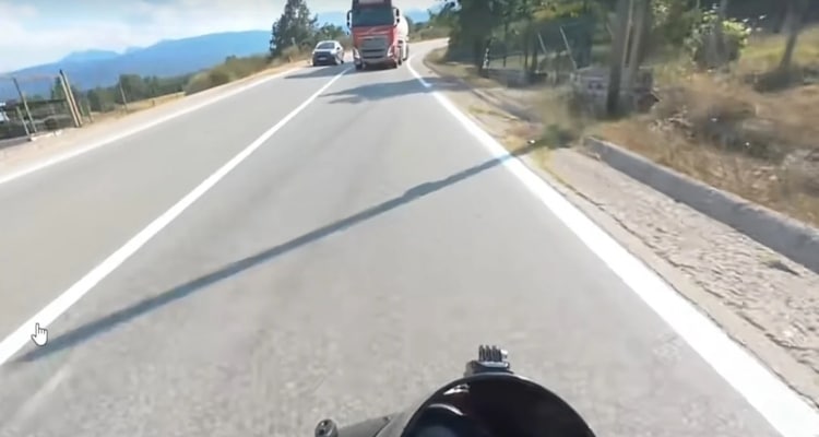 Οδηγός βυτιοφόρου κάνει προσπέραση πάνω σε στροφή -Γλίτωσε τη μετωπική οδηγός μηχανής, βίντεο-σοκ