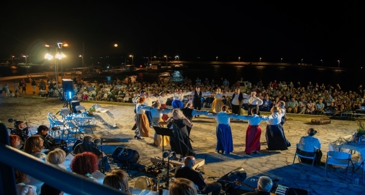 «Έμορφη Κούταλις»: Ενθουσιασμός και συγκίνηση για την επετειακή παράσταση του Συλλόγου «Νόστος»