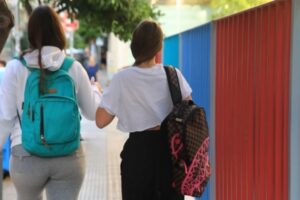 Νέο πλαίσιο για τις σχολικές εκδρομές | Περισσότερη μάθηση έξω από την τάξη, αυστηρότεροι κανόνες για την ασφάλεια παιδιών και εκπαιδευτικών