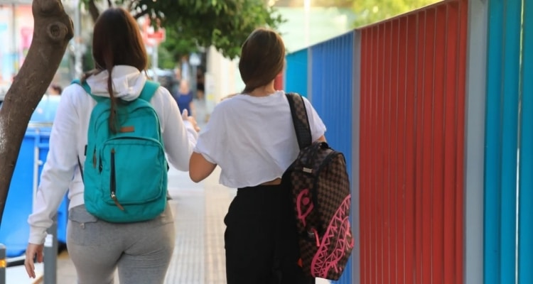 Νέο πλαίσιο για τις σχολικές εκδρομές | Περισσότερη μάθηση έξω από την τάξη, αυστηρότεροι κανόνες για την ασφάλεια παιδιών και εκπαιδευτικών