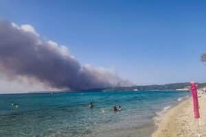 Ανεξέλεγκτο το μέτωπο στη Χαλκιδική: Έφτασε στα σπίτια η φωτιά | Εκκενώνεται με πλωτά μέσα η Σίβηρη