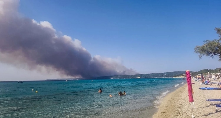 Ανεξέλεγκτο το μέτωπο στη Χαλκιδική: Έφτασε στα σπίτια η φωτιά | Εκκενώνεται με πλωτά μέσα η Σίβηρη