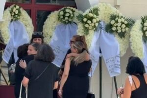 Πλήθος κόσμου στην κηδεία του Δημήτρη Κόκοτα, συντετριμμένη η σύζυγός του