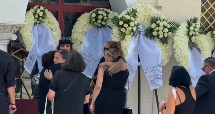 Πλήθος κόσμου στην κηδεία του Δημήτρη Κόκοτα, συντετριμμένη η σύζυγός του