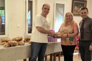 Μύρισε φρεσκοψημένο τσουρέκι στο Γηροκομείο Λήμνου | Μια ξεχωριστή προσφορά από τον ΑΒ Βασιλόπουλο και τη ΣΑΕΚ