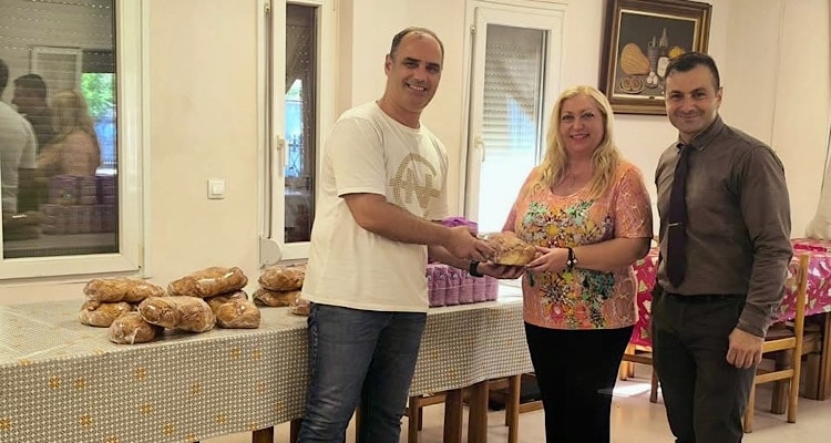 Μύρισε φρεσκοψημένο τσουρέκι στο Γηροκομείο Λήμνου | Μια ξεχωριστή προσφορά από τον ΑΒ Βασιλόπουλο και τη ΣΑΕΚ